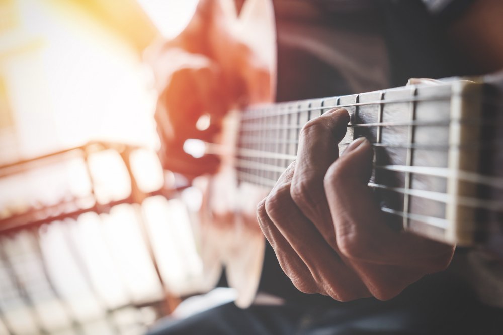 boys-hand-with-guitar